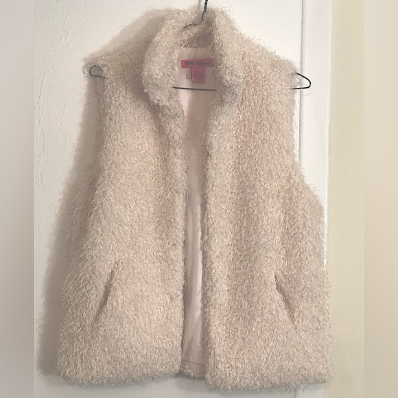 Betsey Johnson Faux Fur Off White Vest .Front Hook Eye Close and Pockets. Size M - Picture 2 of 13